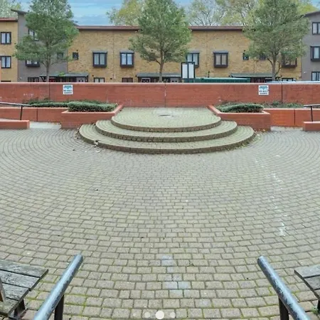 Bright, Interior, Close To The City, 2 Bedroom *