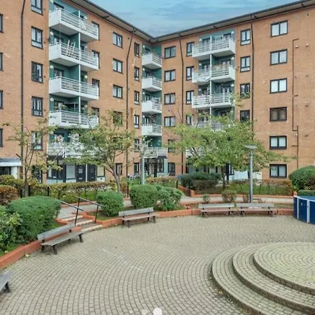 Bright, Interior, Close To The City, 2 Bedroom *
