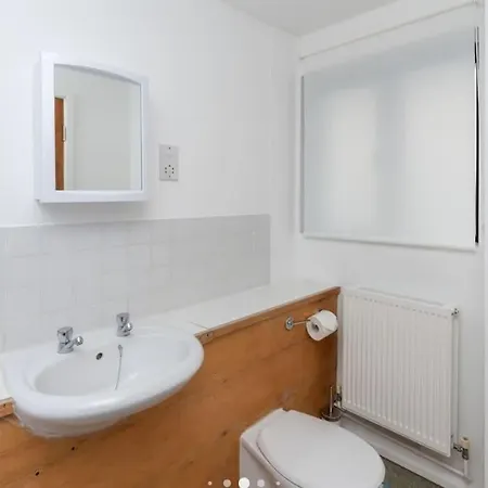 Bright, Interior, Close To The City, 2 Bedroom Apartment *
