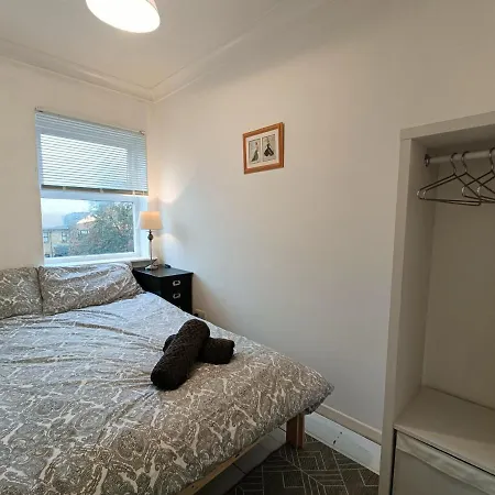 2 Bed Functional House Close To Manor Park Train Station Londres