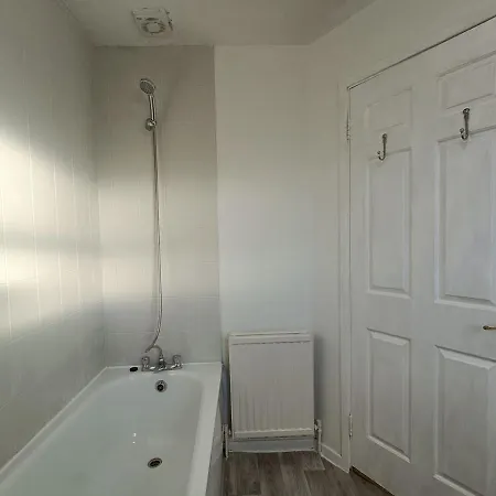 2 Bed Functional House Close To Manor Park Train Station Londres