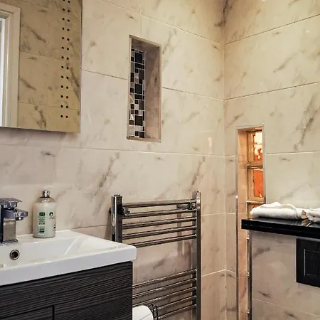 דירה Luxury 5 Star - Parking, Garden, Nr Greater Metro Stations לונדון