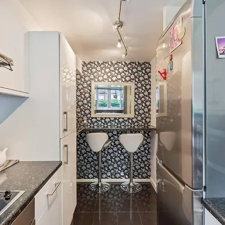 Beautiful And Cosy 2 Bedroom Flat *