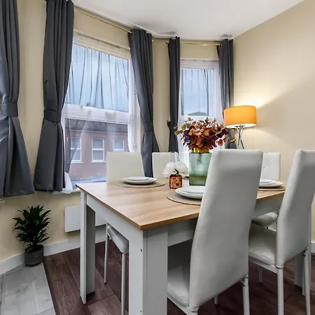 Family Friendly, Zone 2, 2 Beds, Overground *