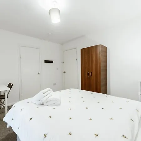 Whitechapel En-suite Beds To *