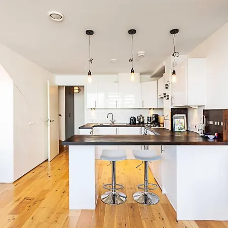 Modern Cosy On Vibrant Deptford High Street *