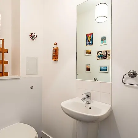 Modern Cosy On Vibrant Deptford High Street Apartment