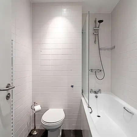 Modern Cosy On Vibrant Deptford High Street London