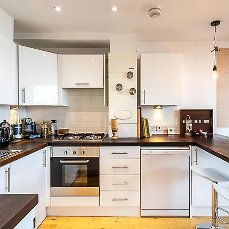 Modern Cosy On Vibrant Deptford High Street Apartment *