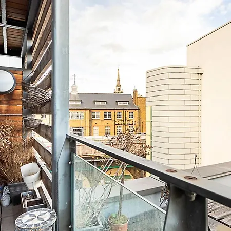 Modern Cosy On Vibrant Deptford High Street London