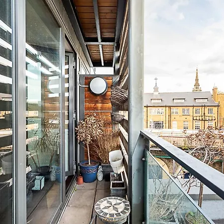 Modern Cosy On Vibrant Deptford High Street * London