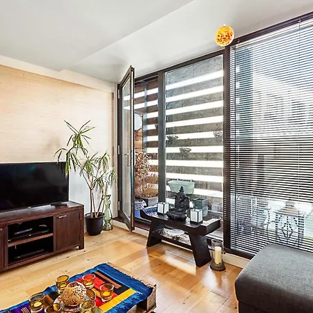Modern Cosy On Vibrant Deptford High Street Apartment London