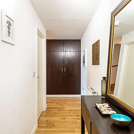 Modern Cosy On Vibrant Deptford High Street *