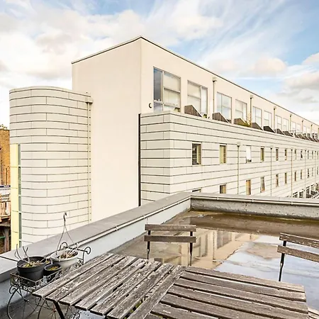 Modern Cosy On Vibrant Deptford High Street Apartment
