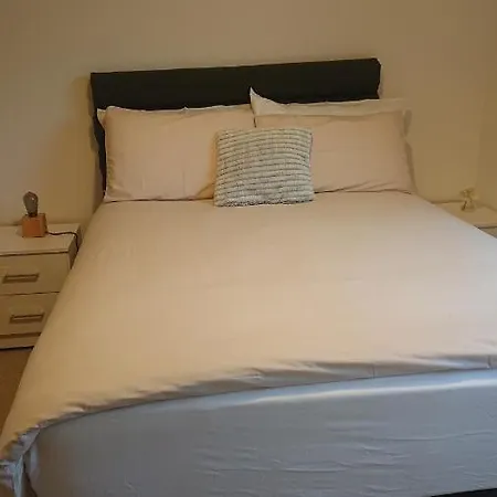 Bright, Interior, Close To The City, 2 Bedroom Apartment *