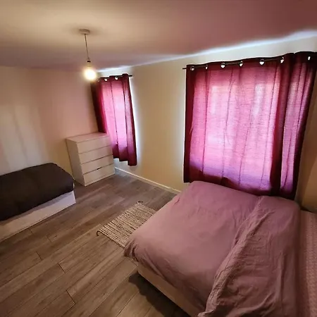 Close To Central - 4 Bedroom House, 8 Beds, Sleepps 14, Free Parking * London