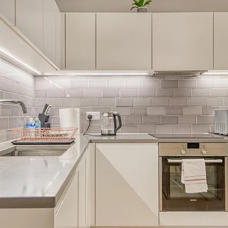 Apartment Austin David Royal Wharf London
