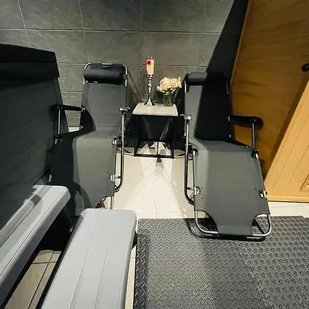 Luxury With Private Jacuzzi Hot Tub & Sauna Apartment *