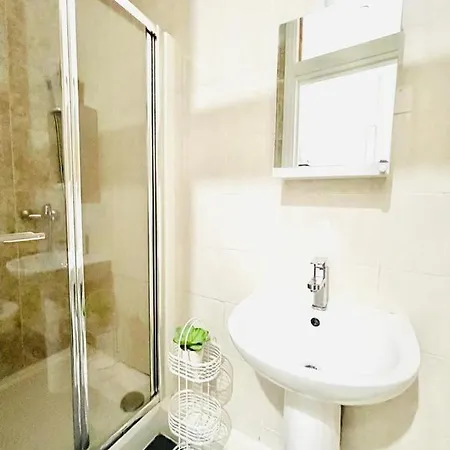 Apartment Luxury With Private Jacuzzi Hot Tub & Sauna *