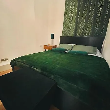 Luxury With Private Jacuzzi Hot Tub & Sauna Apartment London
