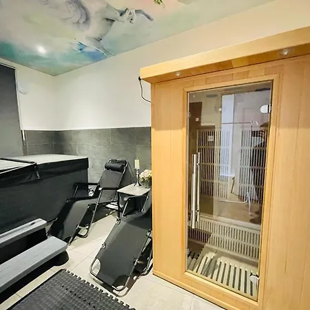 Luxury With Private Jacuzzi Hot Tub & Sauna *