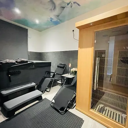 Luxury With Private Jacuzzi Hot Tub & Sauna *