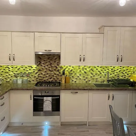 Luxury 5 Star - Parking, Garden, Nr Greater Metro Stations דירה