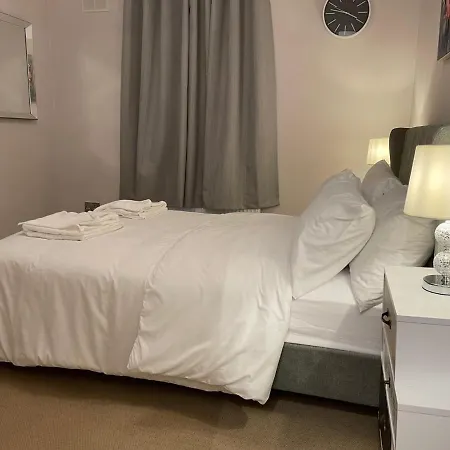 Luxury 5 Star - Parking, Garden, Nr Greater Metro Stations דירה לונדון