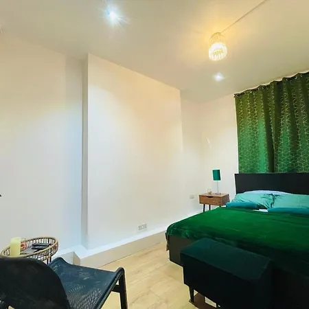 Luxury With Private Jacuzzi Hot Tub & Sauna London