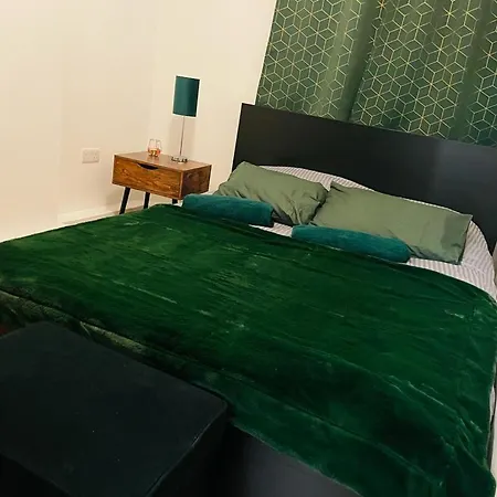Luxury With Private Jacuzzi Hot Tub & Sauna Apartment London