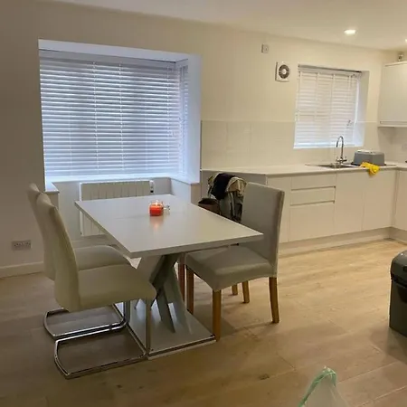 Spacious And Cosy 2 Bedroom Flat In Bermondsey Apartment *