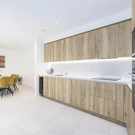 Homestay In Shared Luxury Flat