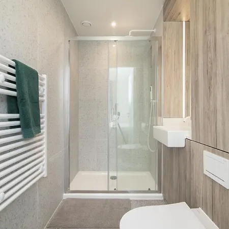 Homestay In Shared Luxury Flat London