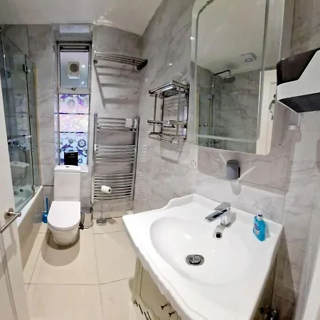 Modern 3-bed House In Surrey Quays * London
