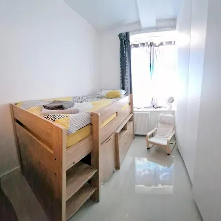 Modern 3-bed House In Surrey Quays
