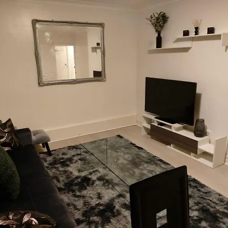 Heronsgate Gh009 Apartment