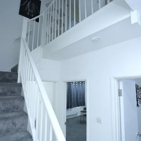 Apartment Abbeywood Station House London London