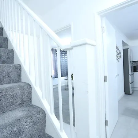 Apartment Abbeywood Station House London *
