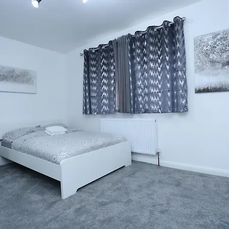 Apartment Abbeywood Station House London