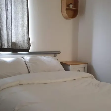 Spacious 5 Min Walk To Leytonstone Underground Station And 5 Stops To Zone 1 Apartment