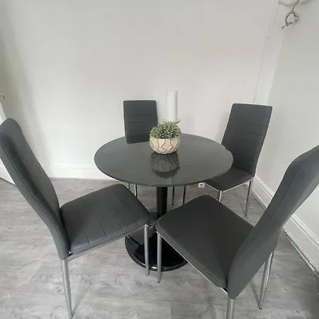 Lovable 2 Bedroom Flat On Tower Bridge *