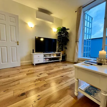 A Penthouse By Tower Bridge Apartment