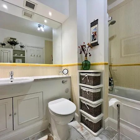 A Penthouse By Tower Bridge Apartment