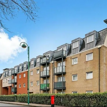Spacious 5 Min Walk To Leytonstone Underground Station And 5 Stops To Zone 1 London