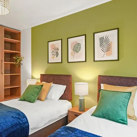 East London Townhouse Sleeps 7 With 1 Parking Space