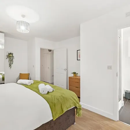 East London Townhouse Sleeps 7 With 1 Parking Space * Goodmayes