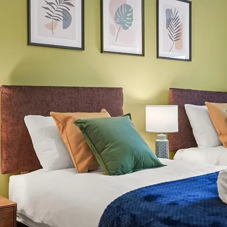 Holiday home East London Townhouse Sleeps 7 With 1 Parking Space *