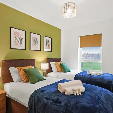 East London Townhouse Sleeps 7 With 1 Parking Space
