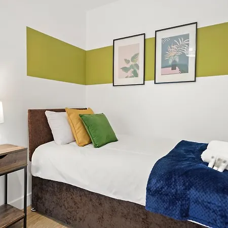 East London Townhouse Sleeps 7 With 1 Parking Space