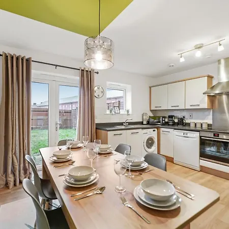 East London Townhouse Sleeps 7 With 1 Parking Space * Goodmayes